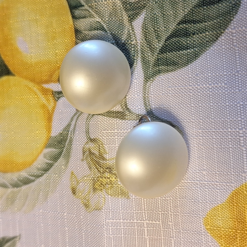 Richelieu Button Pearl Lever Back Vintage Earrings MCM Dome Cream White